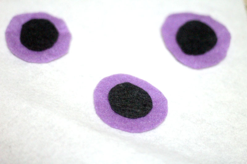 Make this quick and easy adorable DIY monster t-shirt! I love the purple tie die and it's a great DIY tee for toddlers and preschoolers. This felt monster shirt for kids is an awesome and easy shirt idea to try and a great way to upcycle an old stained tee.