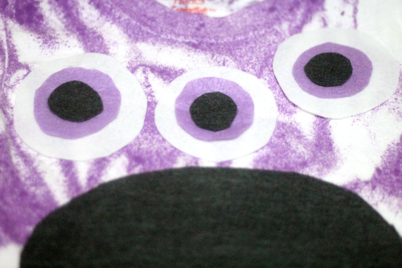 Make this quick and easy adorable DIY monster t-shirt! I love the purple tie die and it's a great DIY tee for toddlers and preschoolers. This felt monster shirt for kids is an awesome and easy shirt idea to try and a great way to upcycle an old stained tee.