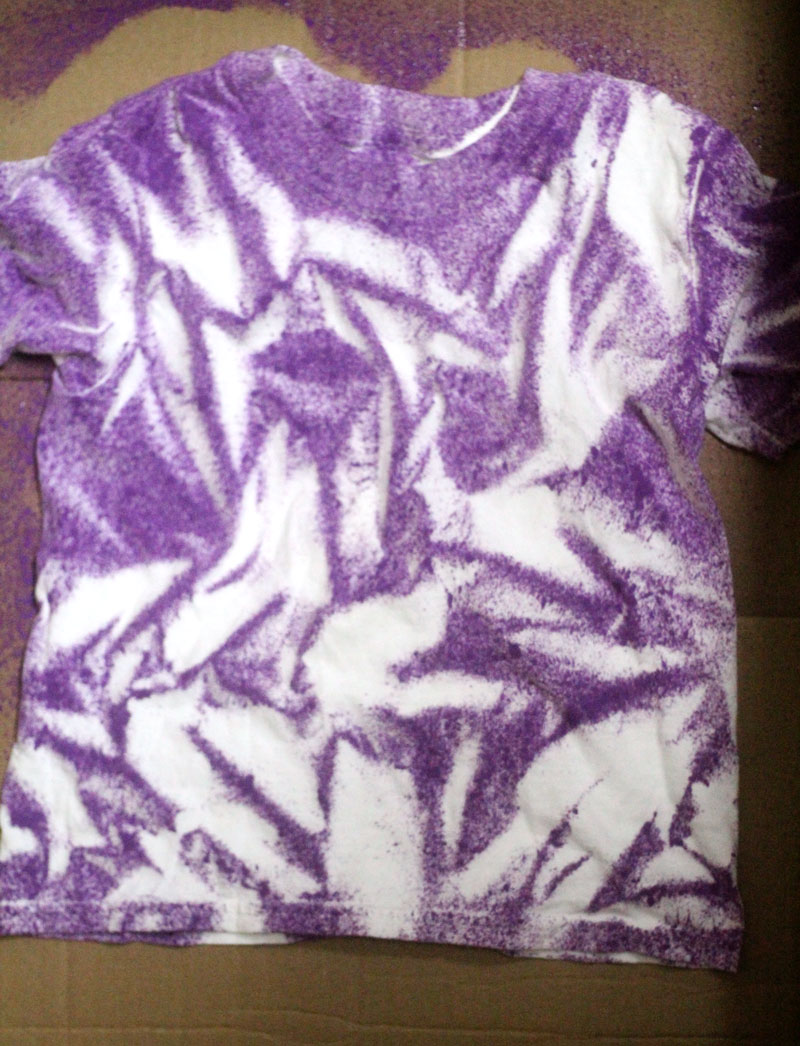 Make this quick and easy adorable DIY monster t-shirt! I love the purple tie die and it's a great DIY tee for toddlers and preschoolers. This felt monster shirt for kids is an awesome and easy shirt idea to try and a great way to upcycle an old stained tee.
