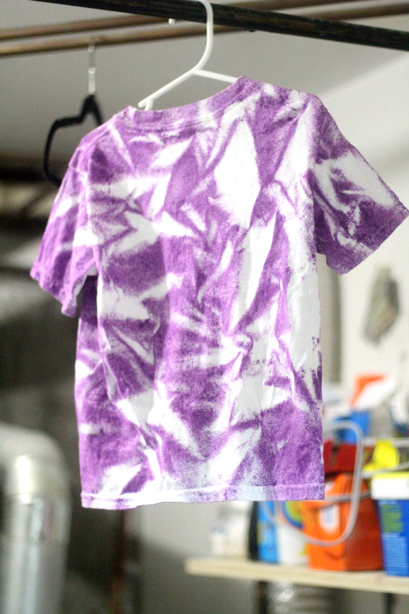 Make this quick and easy adorable DIY monster t-shirt! I love the purple tie die and it's a great DIY tee for toddlers and preschoolers. This felt monster shirt for kids is an awesome and easy shirt idea to try and a great way to upcycle an old stained tee.