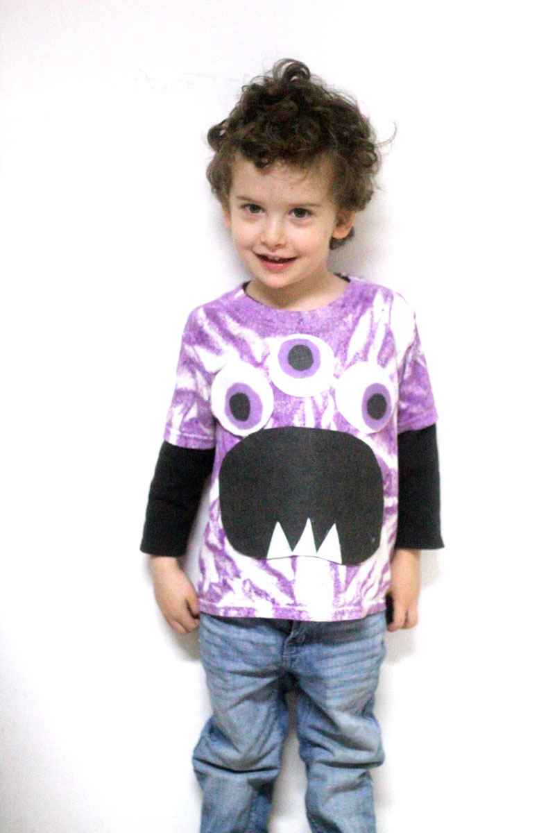 Make this quick and easy adorable DIY monster t-shirt! I love the purple tie die and it's a great DIY tee for toddlers and preschoolers. This felt monster shirt for kids is an awesome and easy shirt idea to try and a great way to upcycle an old stained tee.