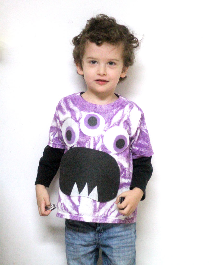 Make this quick and easy adorable DIY monster t-shirt! I love the purple tie die and it's a great DIY tee for toddlers and preschoolers. This felt monster shirt for kids is an awesome and easy shirt idea to try and a great way to upcycle an old stained tee.