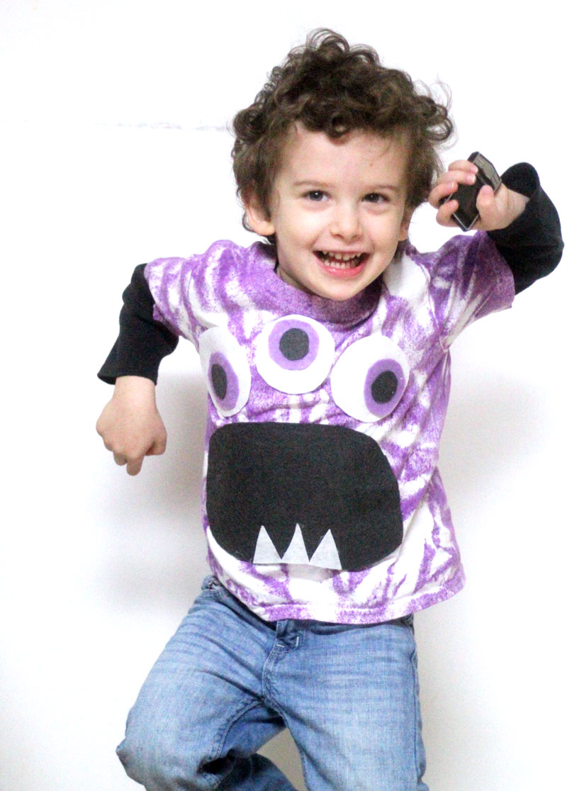 Make this quick and easy adorable DIY monster t-shirt! I love the purple tie die and it's a great DIY tee for toddlers and preschoolers. This felt monster shirt for kids is an awesome and easy shirt idea to try and a great way to upcycle an old stained tee.