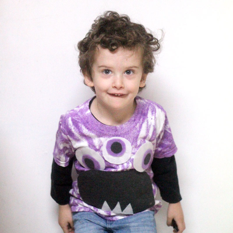 Make this quick and easy adorable DIY monster t-shirt! I love the purple tie die and it's a great DIY tee for toddlers and preschoolers. This felt monster shirt for kids is an awesome and easy shirt idea to try and a great way to upcycle an old stained tee.