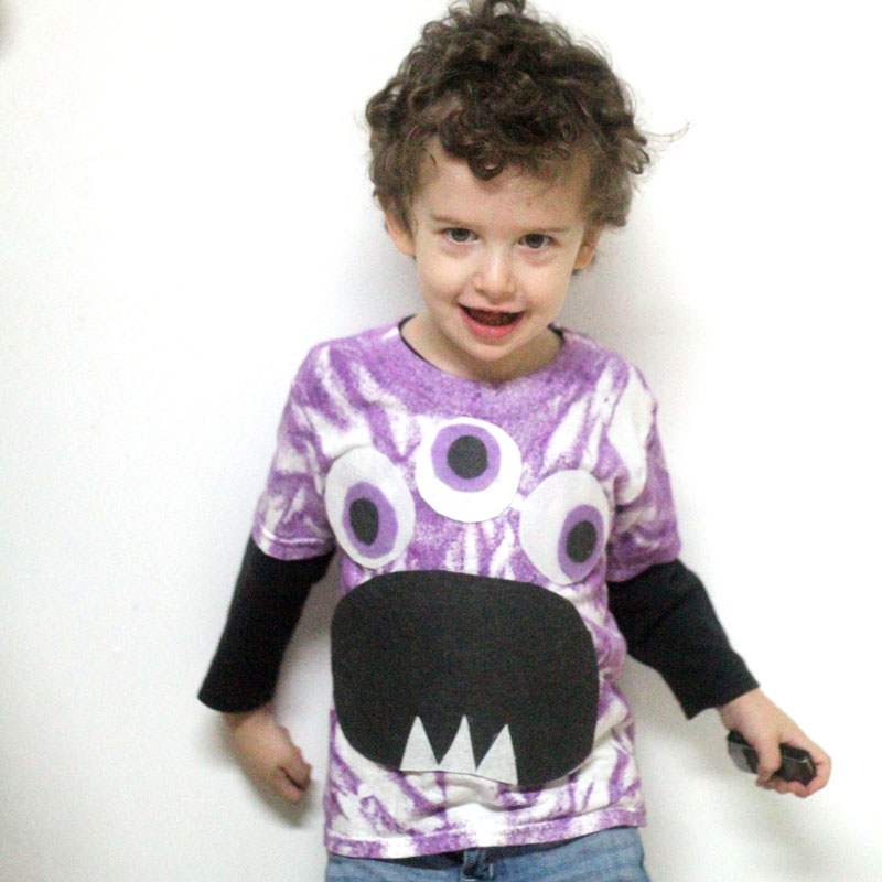 Make this quick and easy adorable DIY monster t-shirt! I love the purple tie die and it's a great DIY tee for toddlers and preschoolers. This felt monster shirt for kids is an awesome and easy shirt idea to try and a great way to upcycle an old stained tee.