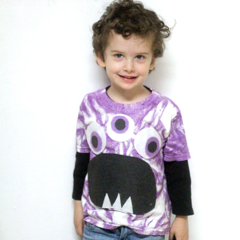 Make this quick and easy adorable DIY monster t-shirt! I love the purple tie die and it's a great DIY tee for toddlers and preschoolers. This felt monster shirt for kids is an awesome and easy shirt idea to try and a great way to upcycle an old stained tee.