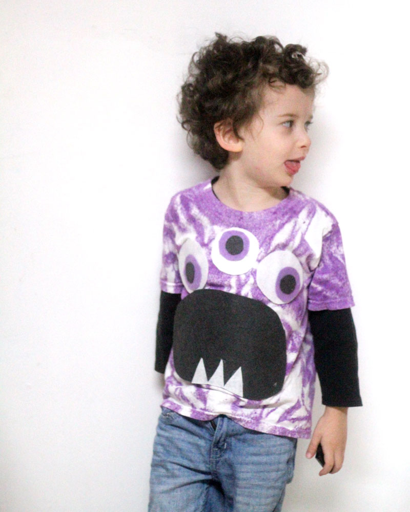 Make this quick and easy adorable DIY monster t-shirt! I love the purple tie die and it's a great DIY tee for toddlers and preschoolers. This felt monster shirt for kids is an awesome and easy shirt idea to try and a great way to upcycle an old stained tee.