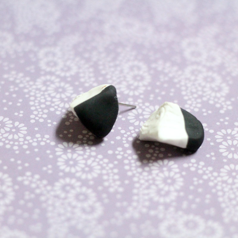 Make these beautiful DIY dipped geometric earrings from clay! They areso lightweight and the color block design can be made in any color to match any outfit.