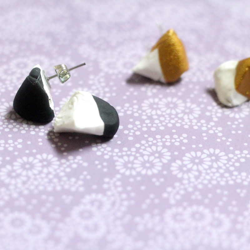 Make these beautiful DIY dipped geometric earrings from clay! They areso lightweight and the color block design can be made in any color to match any outfit.