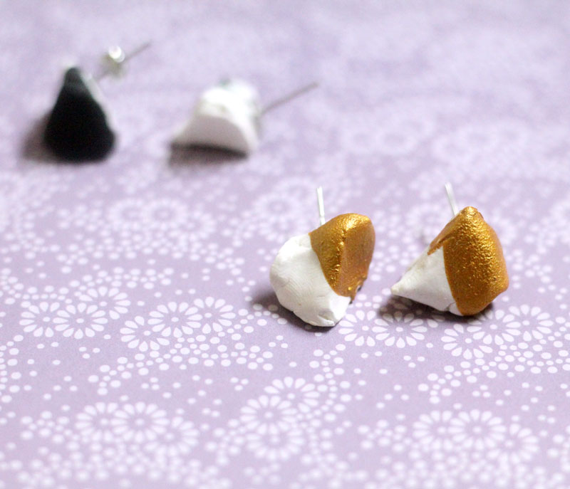 Make these beautiful DIY dipped geometric earrings from clay! They areso lightweight and the color block design can be made in any color to match any outfit.