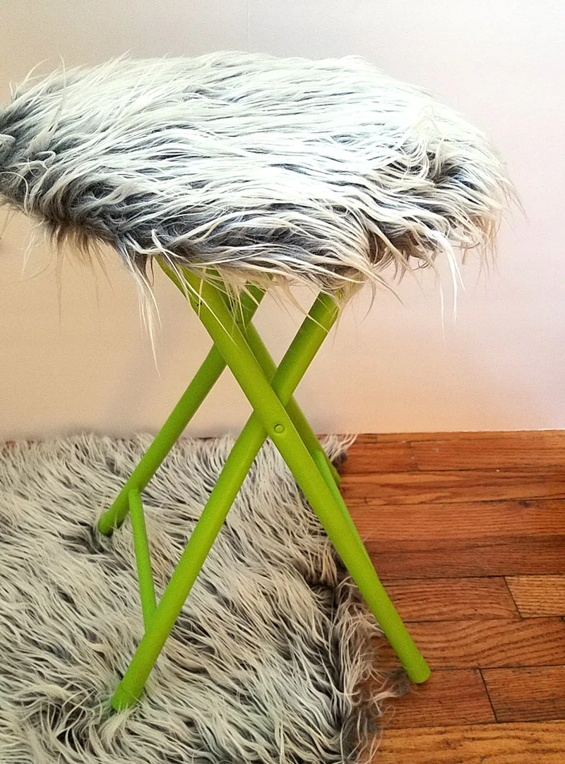 This fur stool makeover has IMPACT! It took me about half an hour including drying time... it's an easy DIY bar stool makeover that was done on a metal stool but works on wooden stools too. It's great for craft room or a teen girl's bedroom decor idea, use a round stool to sit, dress, or even as a night stand!
