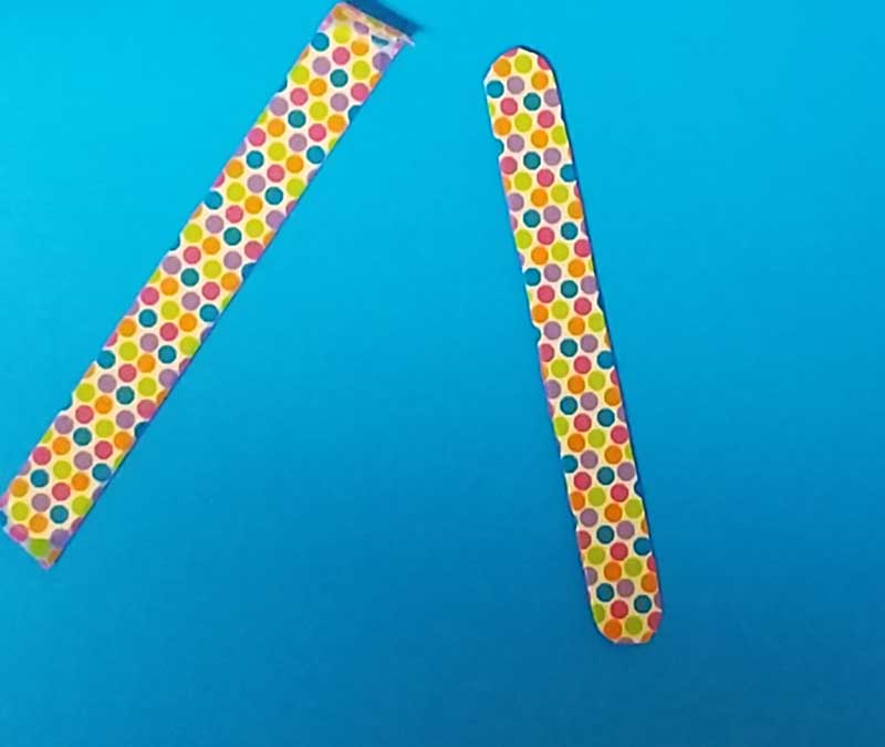 Make some fun DIY bookmarks that actually stay in place - using two fun methods! The craft stick bookmarks are a fun popsicle stick craft for kids of all ages - from toddler to teen! 