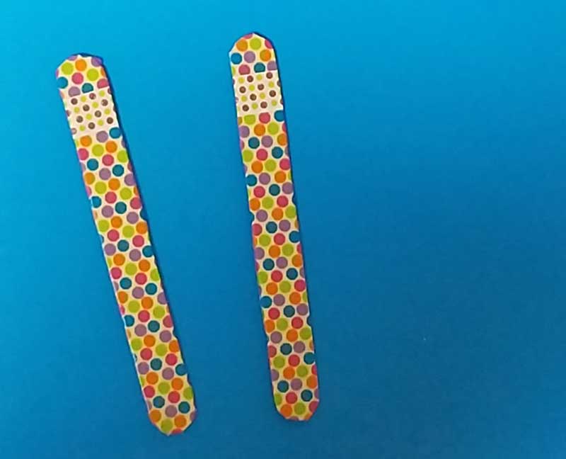 Make some fun DIY bookmarks that actually stay in place - using two fun methods! The craft stick bookmarks are a fun popsicle stick craft for kids of all ages - from toddler to teen! 