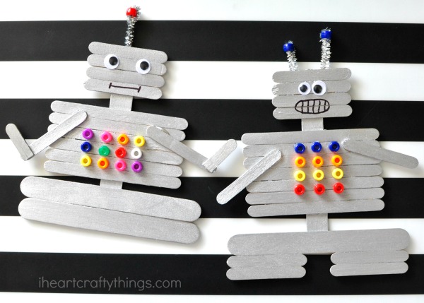 16 fun popsicle stick crafts for kids and grown-ups and everything in between! Whether you're a toddler or teen, these craft stick DIY ideas will hit the mark for sure! YOu'll find bookmarks, puppets, gift ideas, frames, and more!