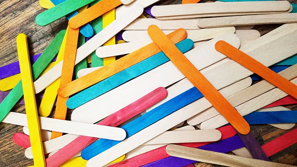 16 fun popsicle stick crafts for kids and grown-ups and everything in between! Whether you're a toddler or teen, these craft stick DIY ideas will hit the mark for sure! YOu'll find bookmarks, puppets, gift ideas, frames, and more!