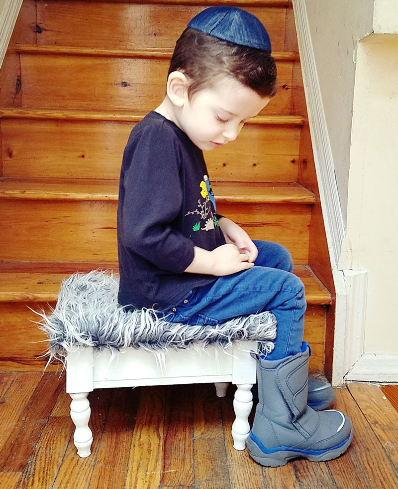 I love this DIY faux fur stool makeover from a flea market find! This ugly vintage sewing stool is transformed into beautiful DIY home decor for the craft room in under half an hour!