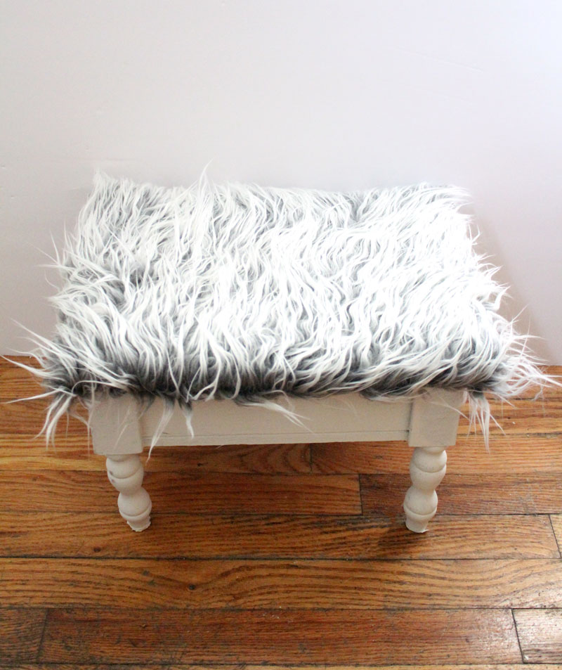 I love this DIY faux fur stool makeover from a flea market find! This ugly vintage sewing stool is transformed into beautiful DIY home decor for the craft room in under half an hour! 