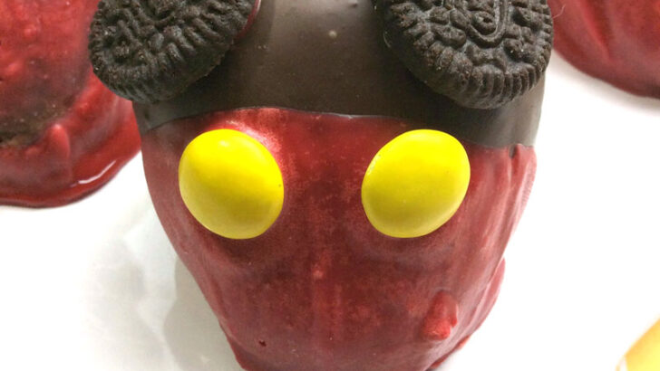 Mickey Mouse Food – Chocolate Coated Strawberries