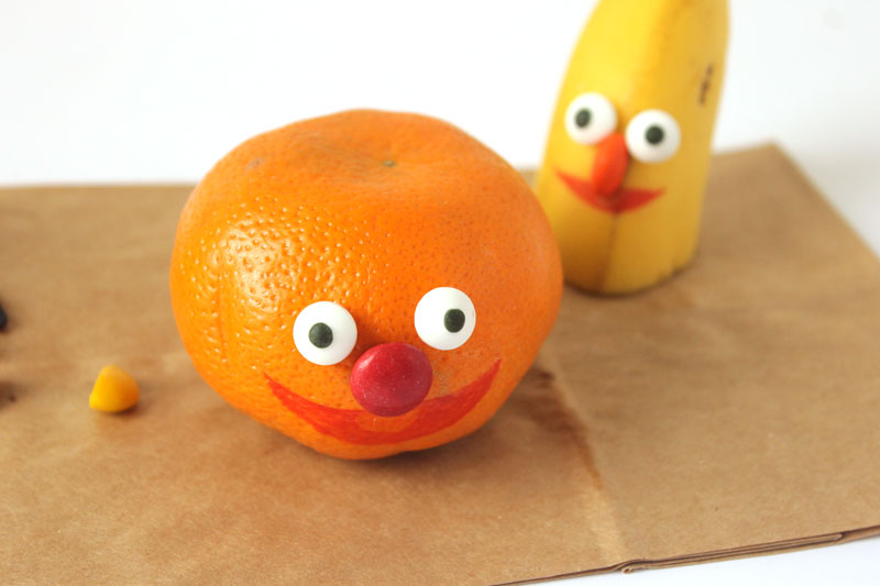 Make adorable Ernie and Bert snacks - perfect snack idea for picky kids who also happen to love Sesame Street! Great idea for a birthday party or for healthy school lunches.