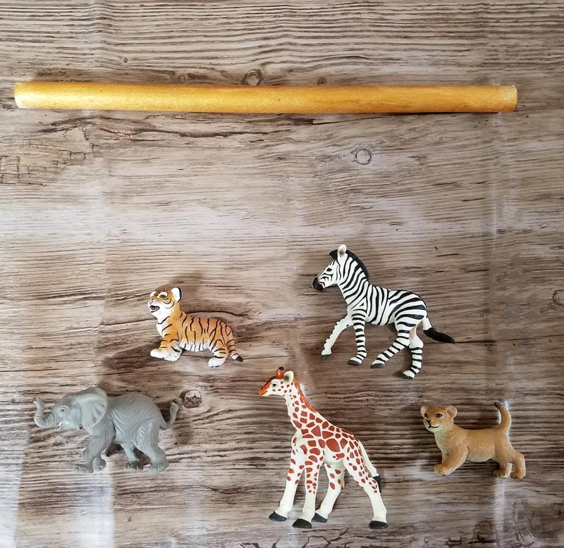 Make an adorable animal wall hanging for the kids room or nursery! Turn toy animals into beautiful playroom decor - and when your'e ready to redecorate, it can be repurposed as a toy! Love this safari animal kids bedroom decor idea - it's such an easy DIY decor craft!