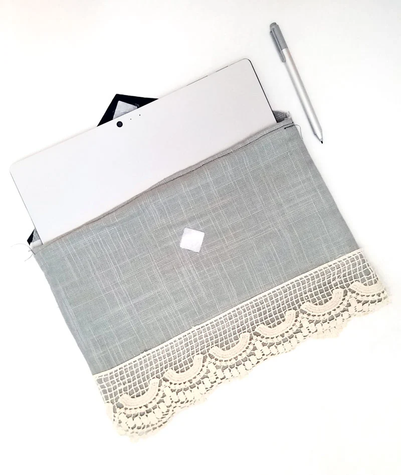 Make an easy DIY laptop sleeve - this quick and easy sewing tutorial for a laptop or tablet case has beautiful linen and leatherette detail! The leather gives it a bright touch, the lace makes it a bit feminine. You'll love it! No pattern needed - fits with any size computer notebook! I made it for a Surface Pro 4.