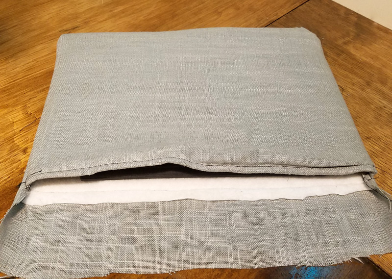 Make an easy DIY laptop sleeve - this quick and easy sewing tutorial for a laptop or tablet case has beautiful linen and leatherette detail! The leather gives it a bright touch, the lace makes it a bit feminine. You'll love it! No pattern needed - fits with any size computer notebook! I made it for a Surface Pro 4. 