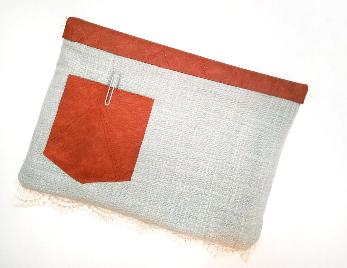 Make an easy DIY laptop sleeve - this quick and easy sewing tutorial for a laptop or tablet case has beautiful linen and leatherette detail! The leather gives it a bright touch, the lace makes it a bit feminine. You'll love it! No pattern needed - fits with any size computer notebook! I made it for a Surface Pro 4.