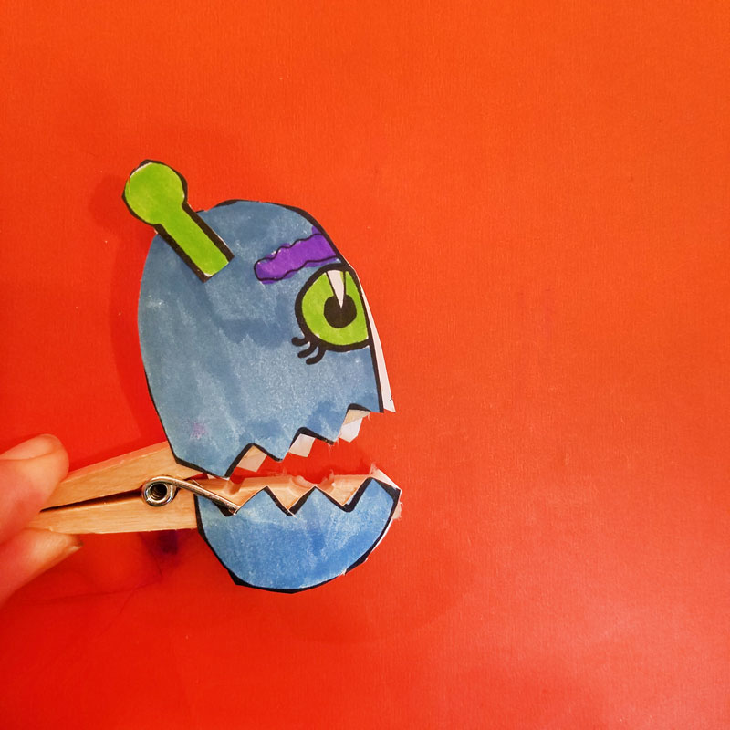 Make these adorable monster clothespin puppets using the free printable template - and then play "Feed the Monster" - a fun fine motor activity and game to help improve pincer grasp! You'll love this paper craft and free printable activity for kids. It's also great for Halloween crafts but fun for year-round too.