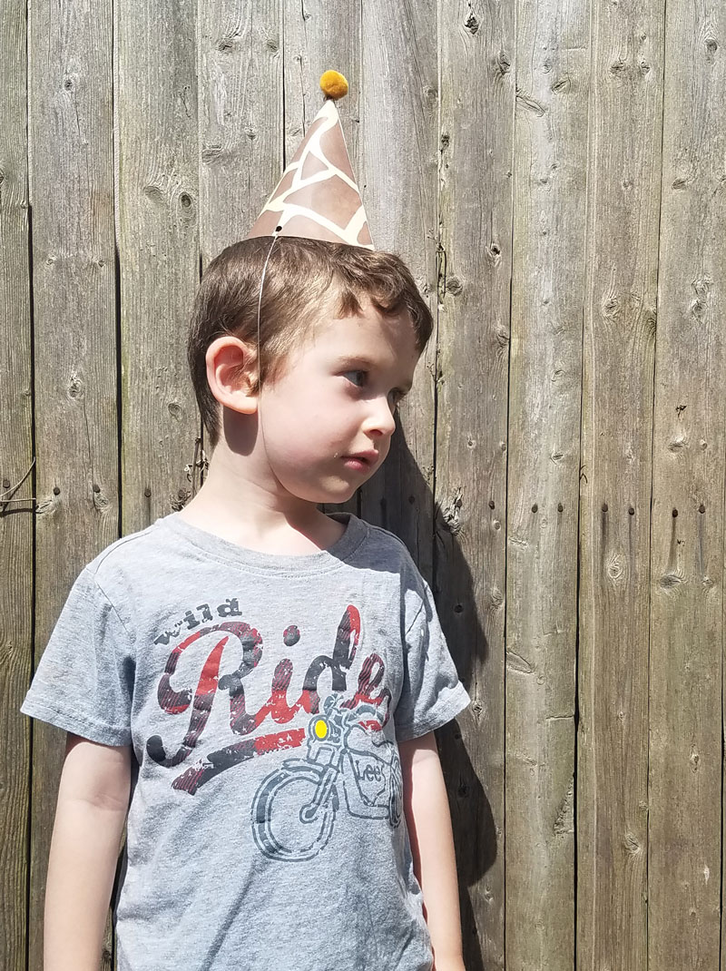 You'll love this giraffe birthday hat - including a free printable version! It's perfect for your giraffe birthday theme, or a jugle themed birthday party, or even a safari theme! It also includes a fun idea for a first birthday party theme for boys.