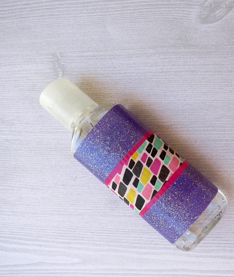 Why washi-tape bomb a hand sanitizer bottle, you ask? These make the most adorable baby shower favors! This washi tape craft is a quick and easy solution for a baby shower craft for a baby boy or girl, and makes a perfect addition to a new mom basket.