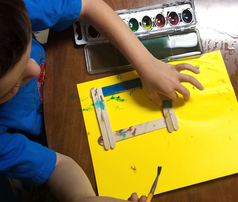 Make these fun DIY wooden frames for your back to school pictures! What a cool way to preserve the first day of school memories with a mommy-and-me craft session! This school bus paper craft for kids is super easy.