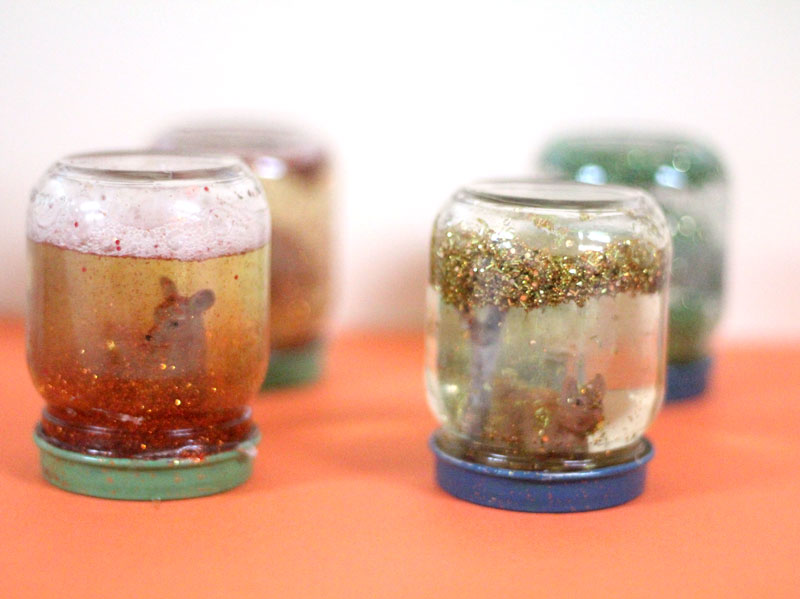 Make a magnificent fall globe - an easy autumn craft for kids using Safari Ltd toy animals, baby food jars, and more (adult supervision required)! This beautiful calming jar is a cool DIY toy that's a take on the classic snow globe and so easy to make!