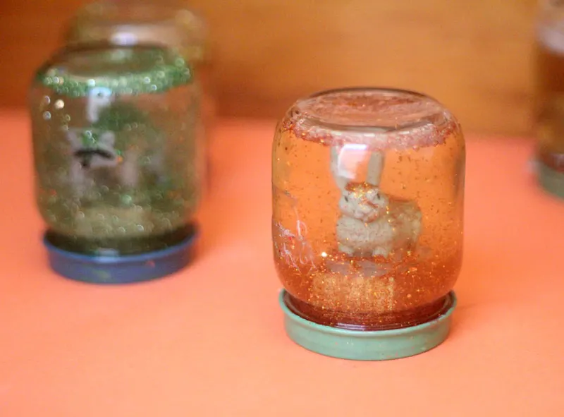 Make a magnificent fall globe - an easy autumn craft for kids using Safari Ltd toy animals, baby food jars, and more (adult supervision required)! This beautiful calming jar is a cool DIY toy that's a take on the classic snow globe and so easy to make!