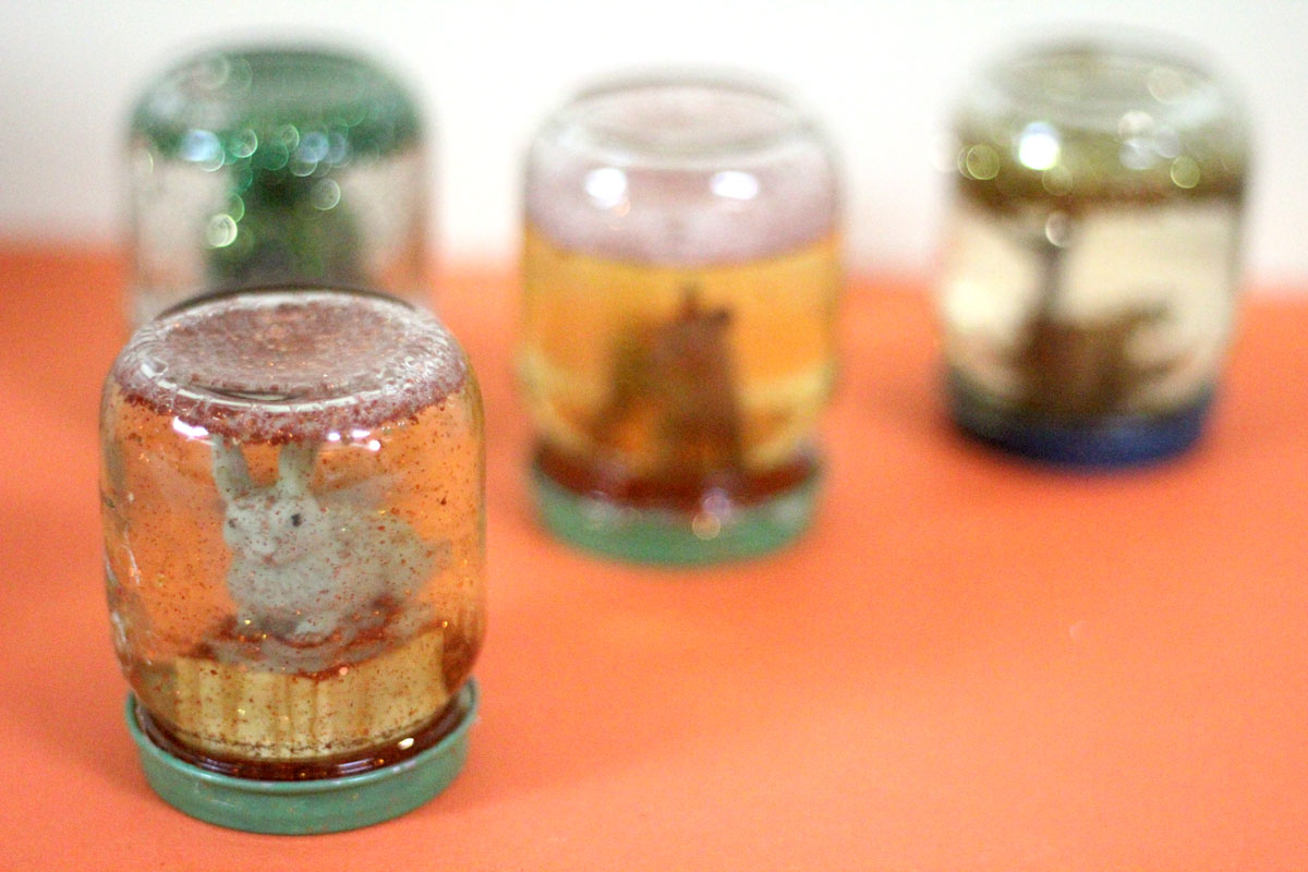 Make a magnificent fall globe - an easy autumn craft for kids using Safari Ltd toy animals, baby food jars, and more (adult supervision required)! This beautiful calming jar is a cool DIY toy that's a take on the classic snow globe and so easy to make!