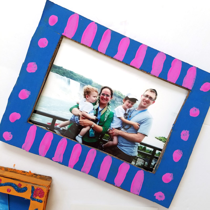 Make a fun DIY shadow box frame to give as a last minute photo gift that has meaning! Use recycled cardboard boxes to create meaningful DIY gifts - perfect for teens and tweens to make for their friends!