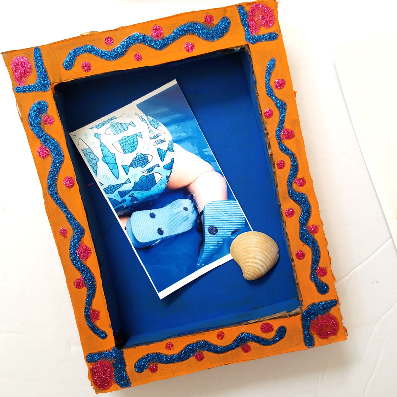 Make a fun DIY shadow box frame to give as a last minute photo gift that has meaning! Use recycled cardboard boxes to create meaningful DIY gifts - perfect for teens and tweens to make for their friends!