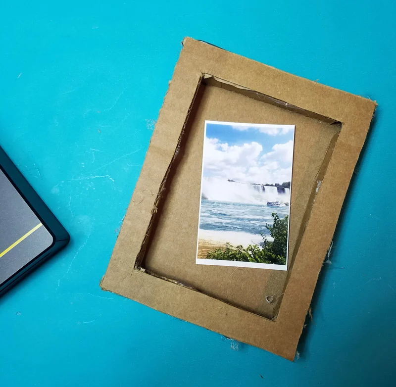 Make a fun DIY shadow box frame to give as a last minute photo gift that has meaning! Use recycled cardboard boxes to create meaningful DIY gifts - perfect for teens and tweens to make for their friends!