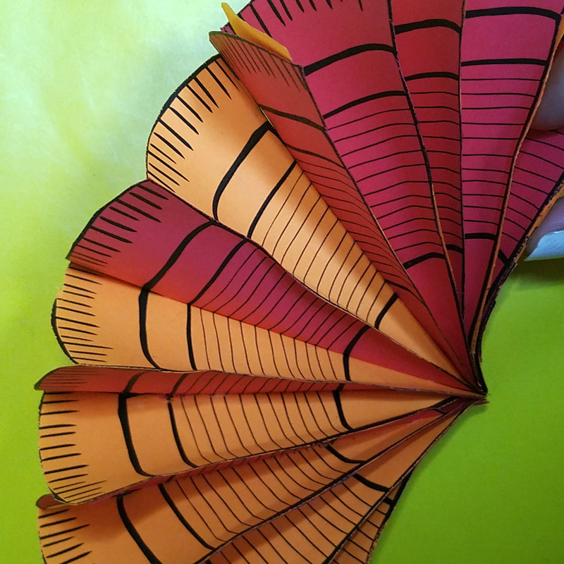 These free printable turkey feathers are so versatile and perfect for yoru Thanksgiving crafts for adults and for kids! You can make a pop up card with them or any Thanksgiving turkey paper craft