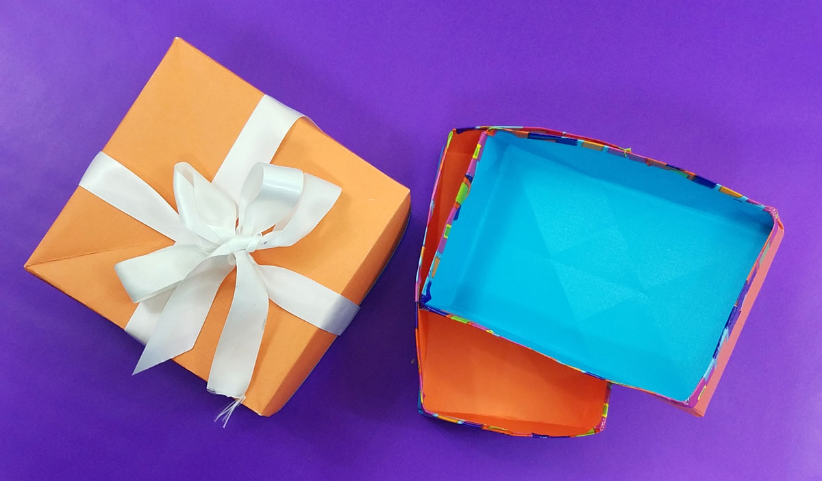 Make this easy DIY gift box from a single sheet of scrapbook paper - isn't that a super cool papercraft for Christmas or Hanukkah - or for gifts any time of year? I love this easy gift wrap idea and paper crafts for kids, teens, tweens, or adults. #papercraft #origami #papercrafts #diy #giftbox