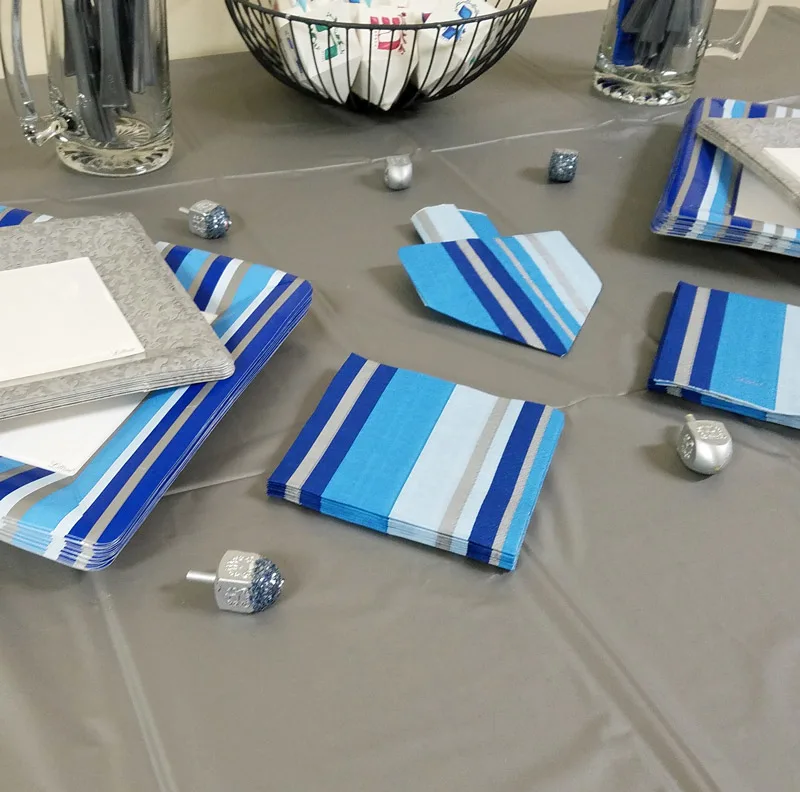 I love this dreidel napkin fold tutorial - what a great idea for a Hanukkah tablescape? I love this decoration for a chanukah party - I set my table like this too. #Hanukkah #chanukah