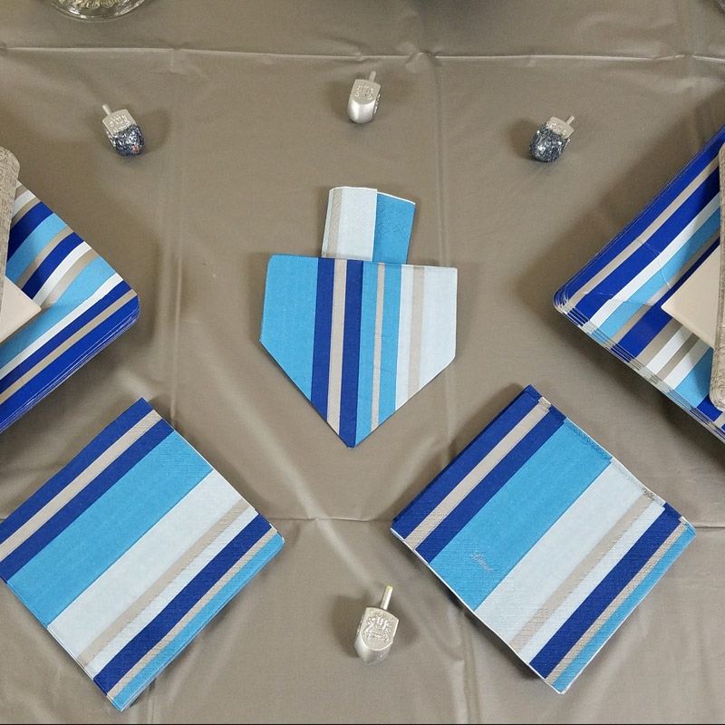 I love this dreidel napkin fold tutorial - what a great idea for a Hanukkah tablescape? I love this decoration for a chanukah party - I set my table like this too. #Hanukkah #chanukah