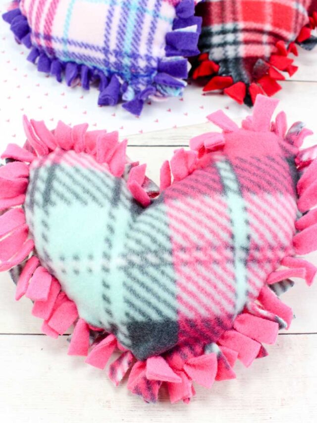 No Sew Pillows Fleece Tie Heart Pillows * Moms and Crafters