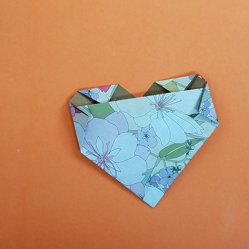 Make this sweet little origami heart card craft - an easy and fun paper craft for tweens and the perfect valentine's day craft for teens too! #valentinesday #valentine #teencraft #tweencraft #papercraft #origami #heart