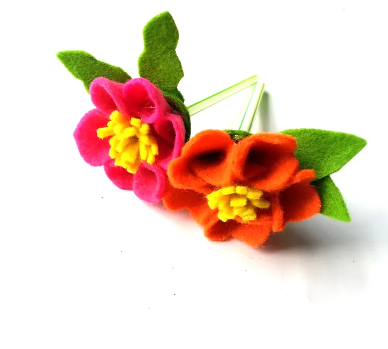 DIY felt flowers with a felt flower template download - free pattern!