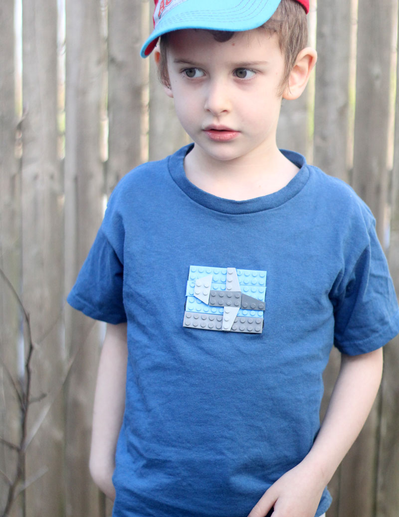 Click for an adorable craft using LEGO bricks to make a DIY LEGOs t-shirt!