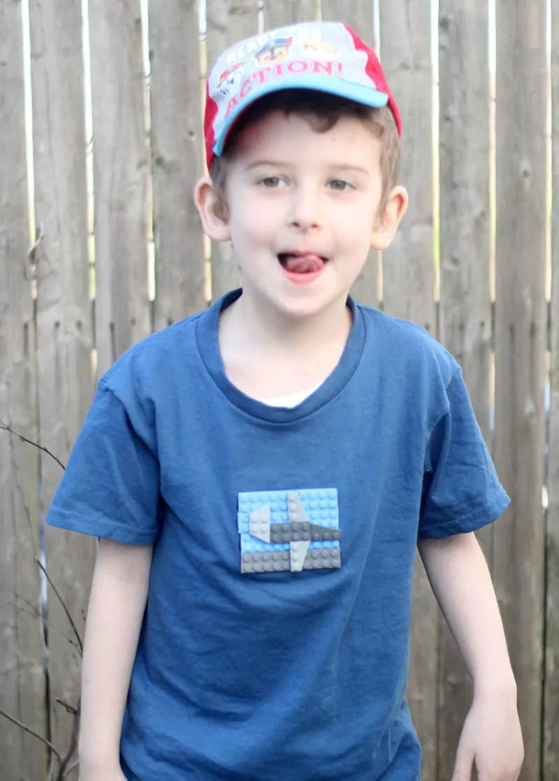 If you have a LEGO fan in your house, you'll want to create this cool airplane LEGOs t-shirt for him or her, using actual LEGO bricks!