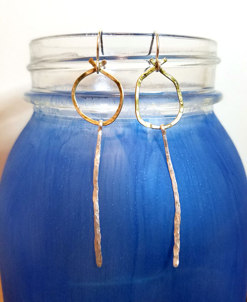 Click to learn how to make wire earrings with a cool hammered finish in this hammered jewelry making tutorial for beginners! #jewelrymaking #diyjewelry #wirewrapping #wirejewelry #hammered jewelry