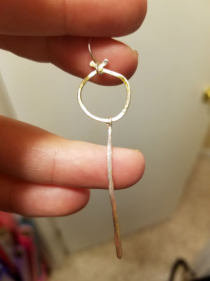Click to learn how to make wire earrings with a cool hammered finish in this hammered jewelry making tutorial for beginners! #jewelrymaking #diyjewelry #wirewrapping #wirejewelry #hammered jewelry