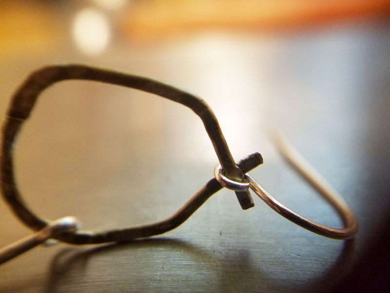 Click to learn how to make wire earrings with a cool hammered finish in this hammered jewelry making tutorial for beginners! #jewelrymaking #diyjewelry #wirewrapping #wirejewelry #hammered jewelry