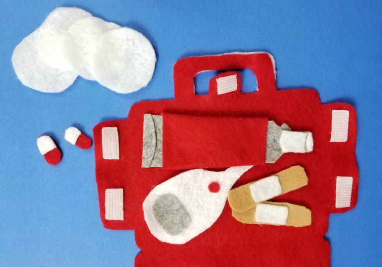 Toy First Aid Kit from Felt Free Printable Template! (no sew)